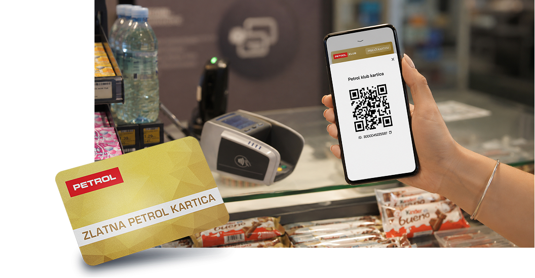 Ruka drži pametni telefon s prikazanim QR kodom Zlatne Petrol kartice na blagajni Petrolova prodajnog mjesta.