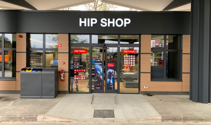 Na slici je ulaz u Petrol HIP Shop prodavnicu na benzinskoj stanici.