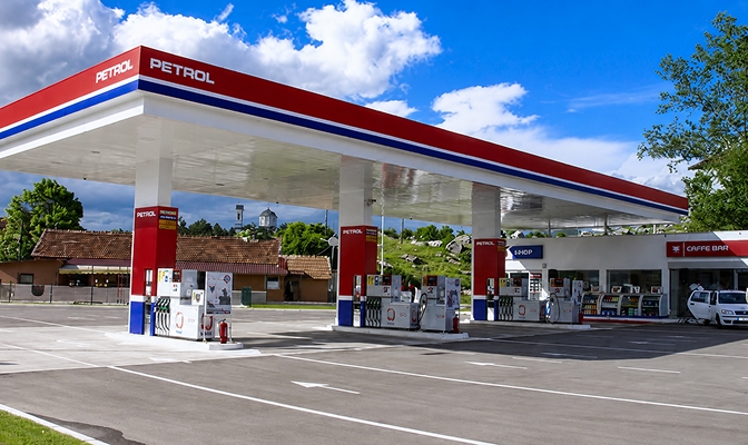 Na slici je Petrol benzinska stanica sa prodavnicom i ugostiteljskim objektom uz put.Pošljite povratne informacije o storitvi BizChat