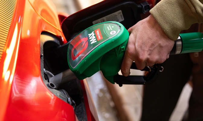 Na slici je točenje goriva u automobil na Petrol benzinskoj stanici.