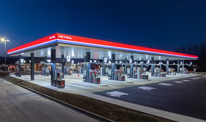 Na slici je Petrol benzinska stanica sa više točionih mesta za gorivo i pratećim uslugama za vozače.