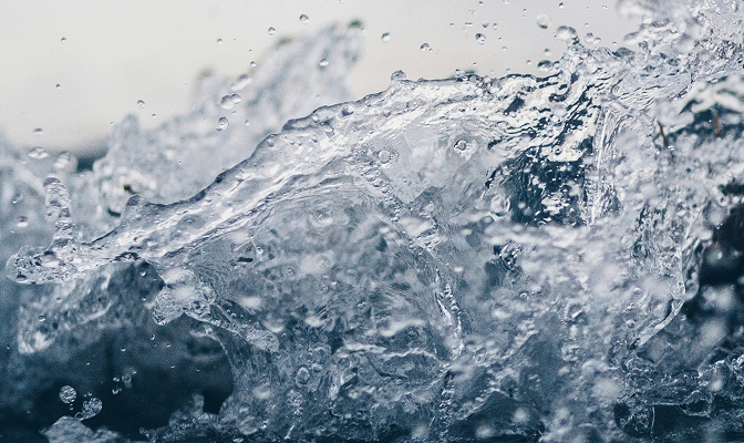 Na slici je voda u pokretu kao prikaz upravljanja vodnim resursima i održivog korišćenja vode.