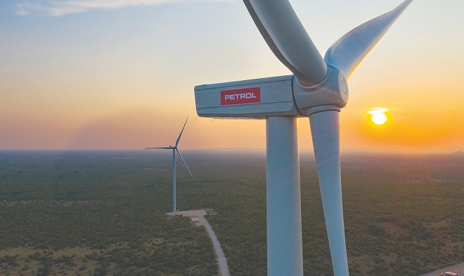 Na slici je vetroturbina za proizvodnju električne energije iz energije vetra, postavljena u prirodnom okruženju.
